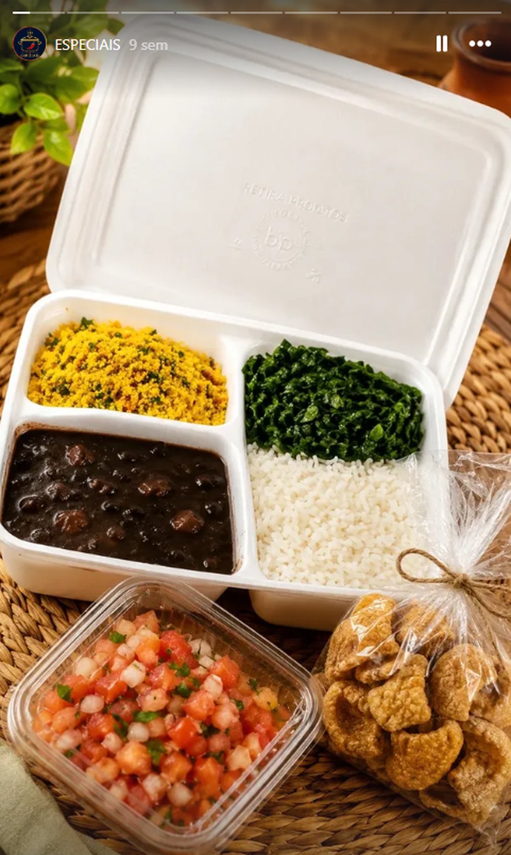 Marmitex com arroz, feijão, farofa e couve, com vinagrete embalado separado